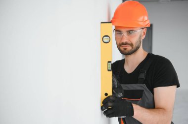 Üniformalı, ruh seviyeli inşaat işçisi..