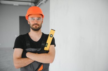 Üniformalı, ruh seviyeli inşaat işçisi..