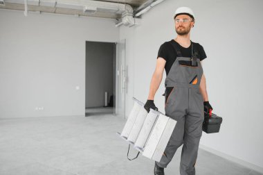 İnşaat alanında çalışan işçilerin portresi.