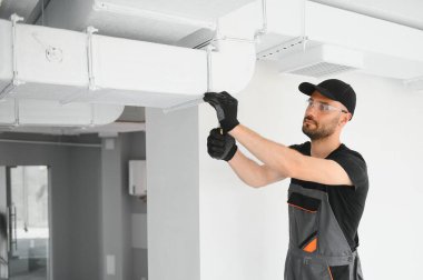 Havalandırma temizliği. İş uzmanıyım. Havalandırma sistemini tamir et..