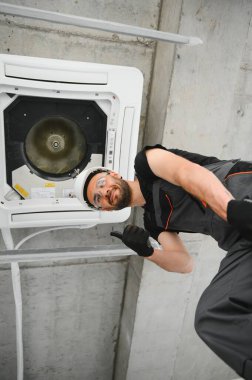 Genç erkek elektrikçi tamircisi..