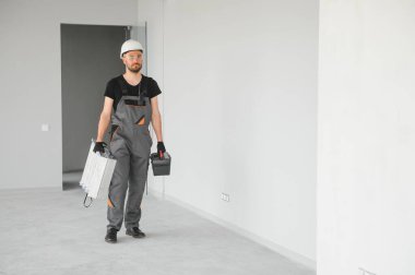 İnşaat alanında çalışan işçilerin portresi.