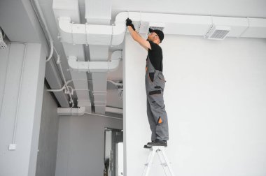 HVC teknisyeni iş başında. Havalandırma, ısıtma sistemi bakım ve onarım.