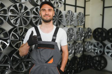 Erkek satıcı ya da tamirci araba mağazasında..