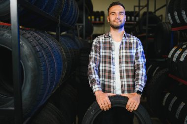 Araba lastiği dükkanında bir erkek müşteri..