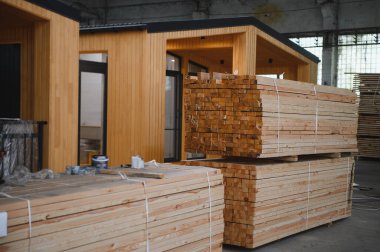 Yeni yapılmış tek katlı prefabrik modüler bina. İnşaat alanında prefabrik seyyar ahşap ev.