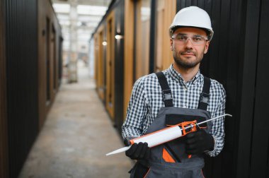 Modüler bir ev montajlayan işçi marangoz..