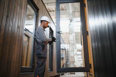 Modüler bir ev montajlayan işçi marangoz..