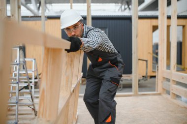 Modüler bir ev montajlayan işçi marangoz..