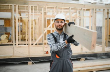 Yeni ve modern modüler evin inşaatı. Özel koruma üniformalı işçiler enerji tasarruflu mülklerin geliştirme endüstrisinde çalışıyor..