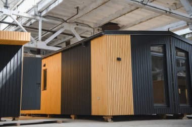 Yeni ahşap modüler prefabrik ev imalat tesisinde..
