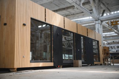 Yeni ahşap modüler prefabrik ev imalat tesisinde..