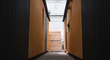 Yeni yapılmış tek katlı prefabrik modüler bina. İnşaat alanında prefabrik seyyar ahşap ev.