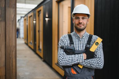 Modüler bir ev montajlayan işçi marangoz..