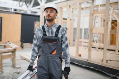 Modüler bir ev montajlayan işçi marangoz..