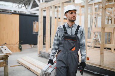 Modüler bir ev montajlayan işçi marangoz..