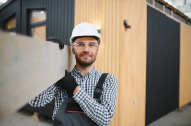 Modüler bir ev montajlayan işçi marangoz..