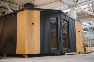 Yeni yapılmış tek katlı prefabrik modüler bina. İnşaat alanında prefabrik seyyar ahşap ev.