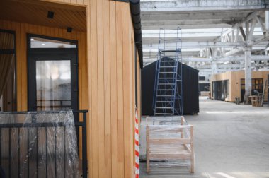 Yeni ahşap modüler prefabrik ev imalat tesisinde..