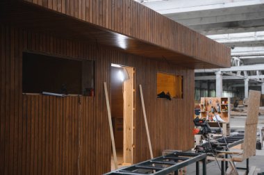 Yeni ahşap modüler prefabrik ev imalat tesisinde..