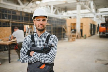 Modüler bir ev montajlayan işçi marangoz..