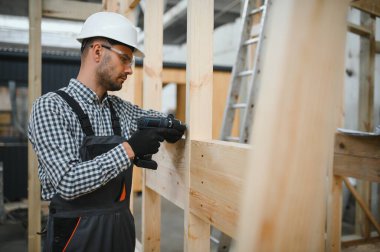 Modüler bir ev montajlayan işçi marangoz..