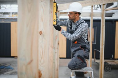 Modüler bir ev montajlayan işçi marangoz..