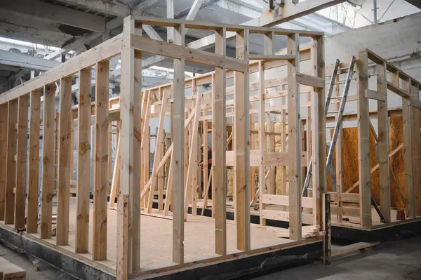 Yeni ahşap modüler evler üretimi. İnşaat alanı.