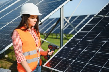 Güneş panelleri açık havada yakınındaki güzel genç mühendis