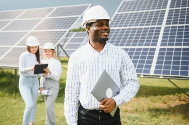 Güneş enerjisi santralinin mutlu çalışanları.