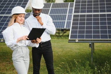 Güneş enerjisi santralinin mutlu çalışanları.