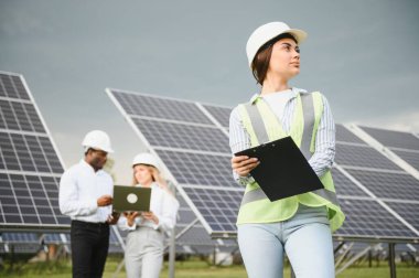 Güneş çiftliğindeki genç mühendisler..