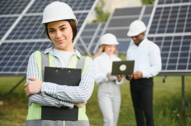 Güneş çiftliğindeki genç mühendisler..