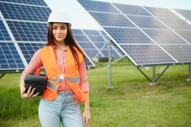 Güneş panelleri açık havada yakınındaki güzel genç mühendis