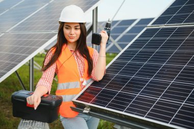 Güneş panelleri açık havada yakınındaki güzel genç mühendis