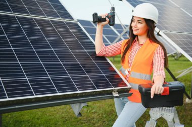 Güneş panelleri açık havada yakınındaki güzel genç mühendis