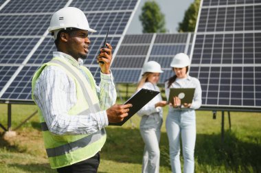 Güneş çiftliğindeki genç mühendisler..