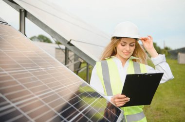 Pano konumu güneş panelleri açık havada yakın olan güzel genç mühendis.