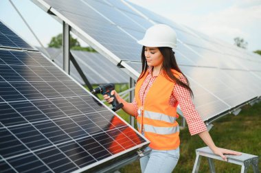 Güneş panelleri açık havada yakınındaki güzel genç mühendis