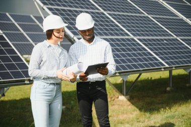 Güneş çiftliğindeki genç mühendisler..