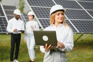 Güneş enerjisi santralinin mutlu çalışanları.