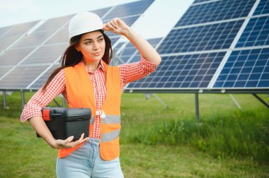 Güneş panelleri açık havada yakınındaki güzel genç mühendis