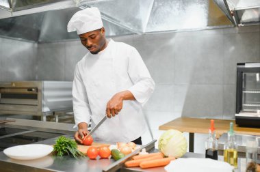 Afrika kökenli Amerikalı şef yemek mutfakta lezzetli salata.