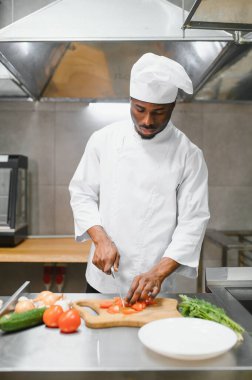 lokanta mutfağı, yakışıklı Afrikalı-Amerikalı şef.