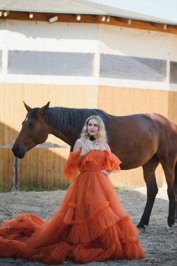 Güzel sarışın kıvırcık kadın portresi, atlı aksesuarlar..