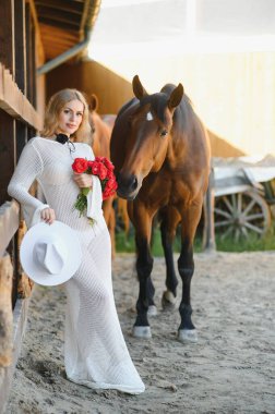 Güzel sarışın kıvırcık kadın portresi, atlı aksesuarlar..