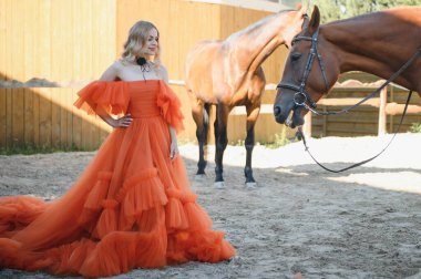 Güzel sarışın kıvırcık kadın portresi, atlı aksesuarlar..