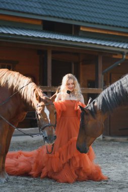 Güzel sarışın kıvırcık kadın portresi, atlı aksesuarlar..