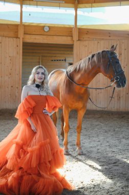 Güzel sarışın kıvırcık kadın portresi, atlı aksesuarlar..