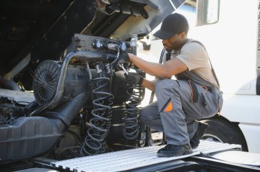 Araç tamir servisinde çalışan profesyonel bir kamyon tamircisi..